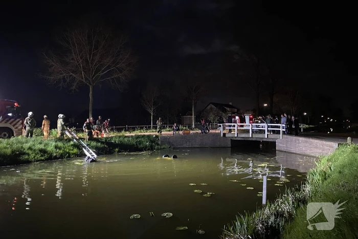 Brommobiel op z'n kop in de sloot
