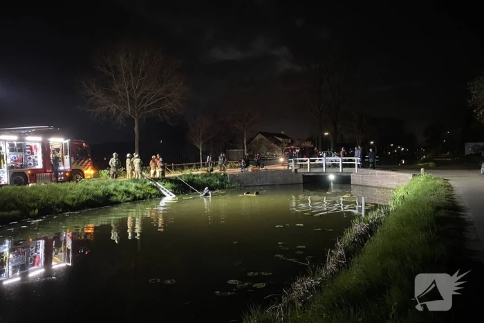 Brommobiel op z'n kop in de sloot