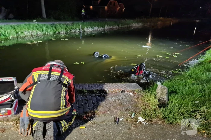 Brommobiel op z'n kop in de sloot