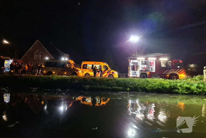 Brommobiel op z'n kop in de sloot