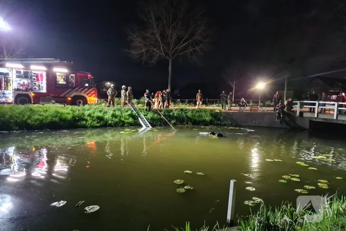 Brommobiel op z'n kop in de sloot