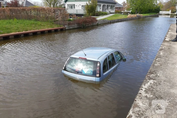 Personenauto belandt in water