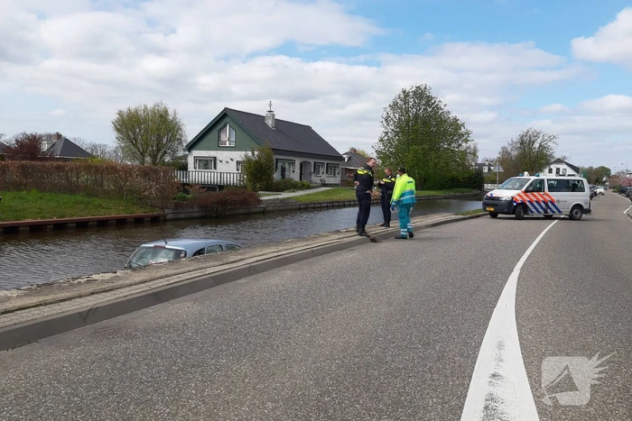 Personenauto belandt in water