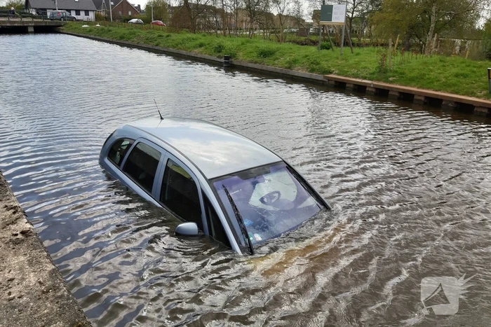 Personenauto belandt in water