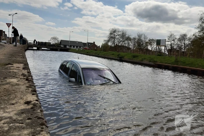 Personenauto belandt in water