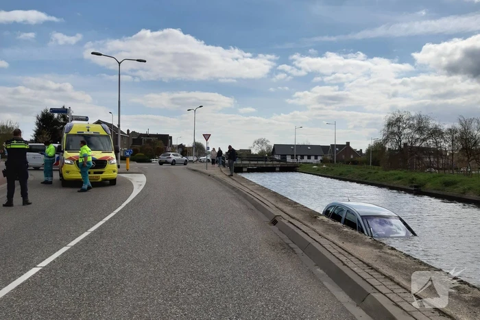 Personenauto belandt in water