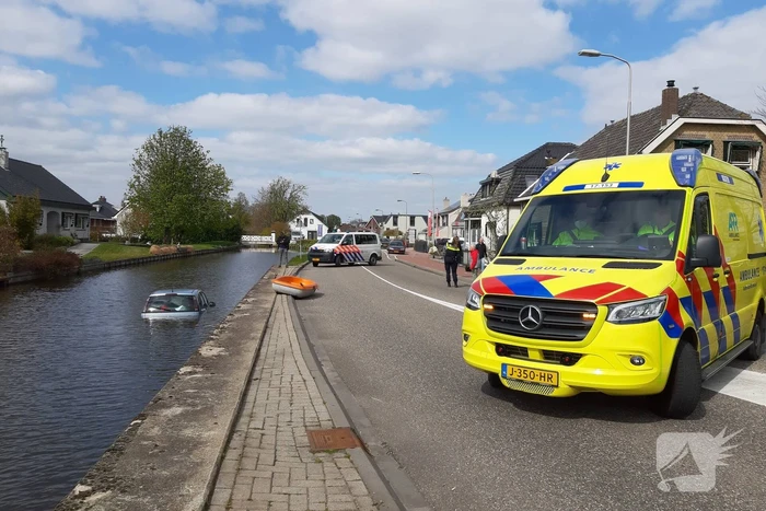 Personenauto belandt in water