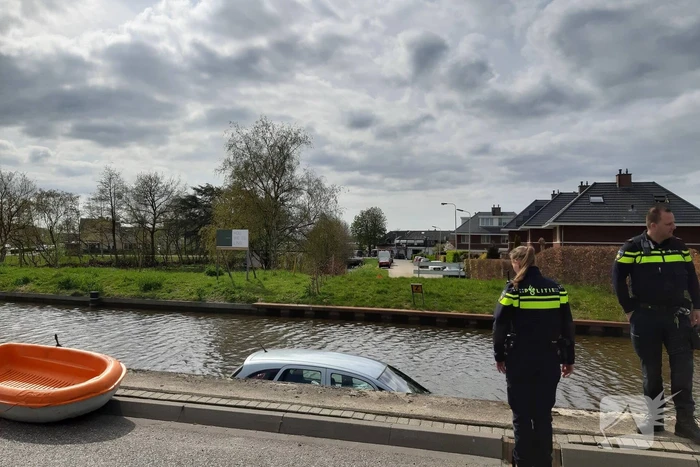 Personenauto belandt in water