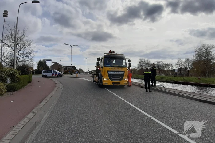 Personenauto belandt in water