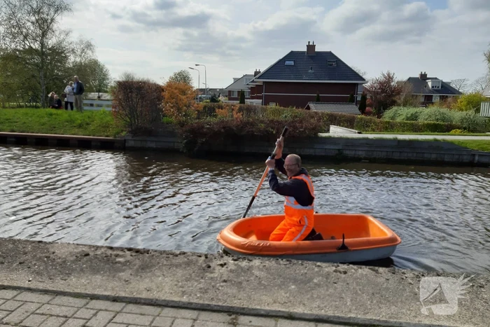 Personenauto belandt in water