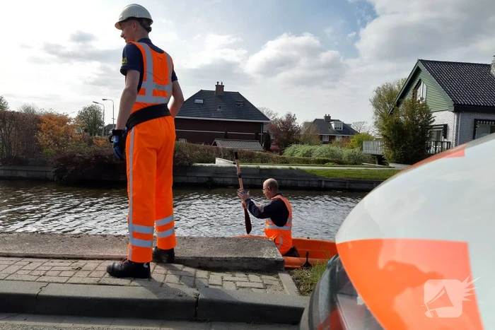 Personenauto belandt in water