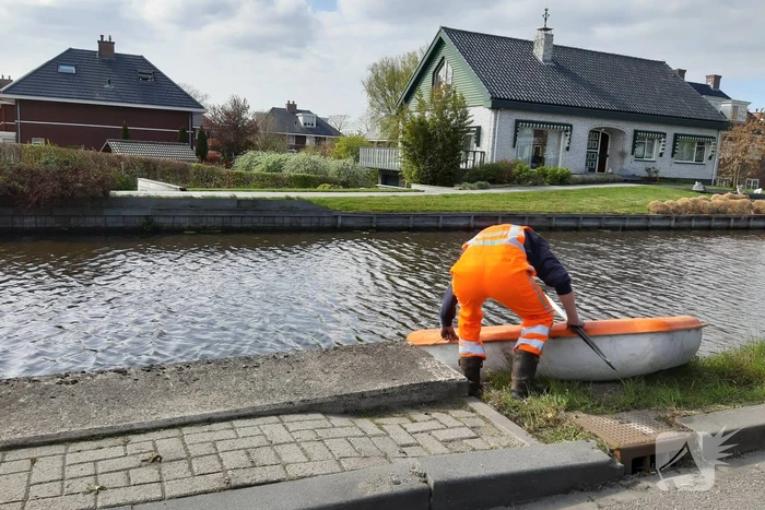 Personenauto belandt in water