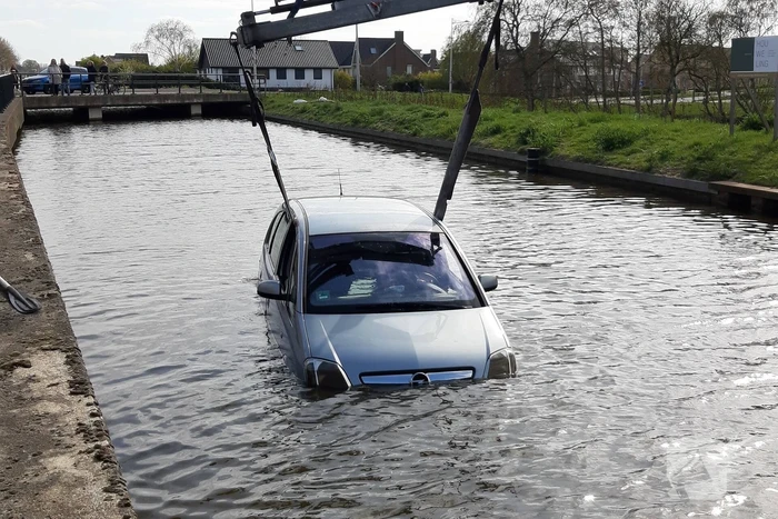 Personenauto belandt in water