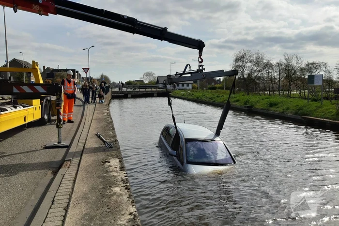 Personenauto belandt in water