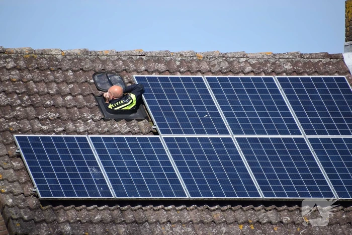 Grote inzet hulpdiensten bij man op dak