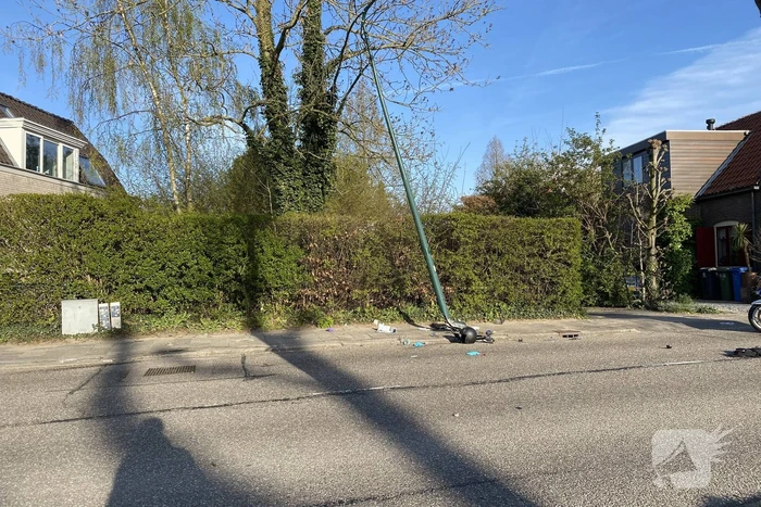 Motorrijder zwaargewond door botsing tegen lantarenpaal
