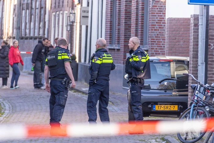 Man met bivakmuts lost schoten