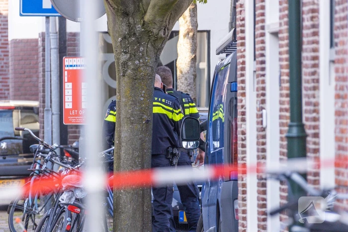 Man met bivakmuts lost schoten
