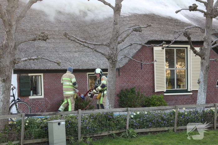 Veel rookontwikkeling door brand in rietendak van woonboederij