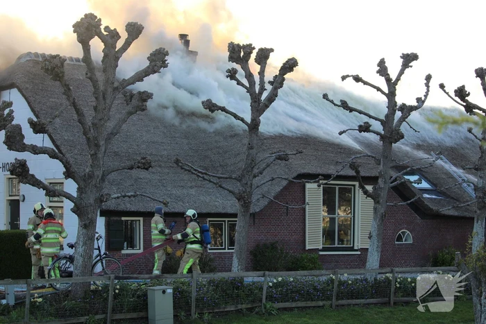 Veel rookontwikkeling door brand in rietendak van woonboederij