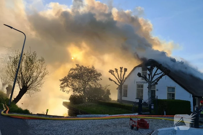 Veel rookontwikkeling door brand in rietendak van woonboederij