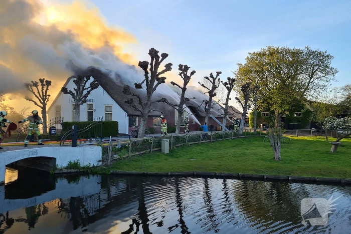 Veel rookontwikkeling door brand in rietendak van woonboederij