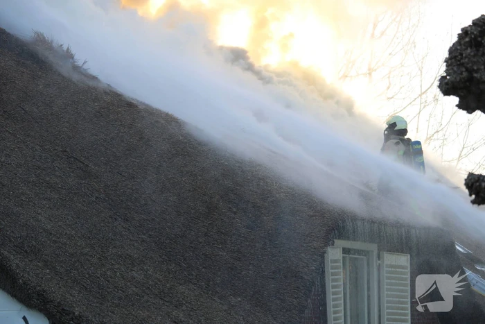 Veel rookontwikkeling door brand in rietendak van woonboederij