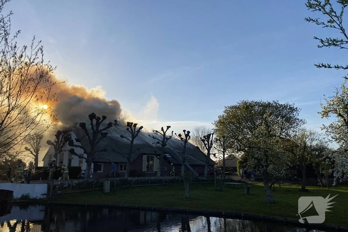 Veel rookontwikkeling door brand in rietendak van woonboederij