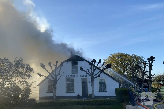 Veel rookontwikkeling door brand in rietendak van woonboederij