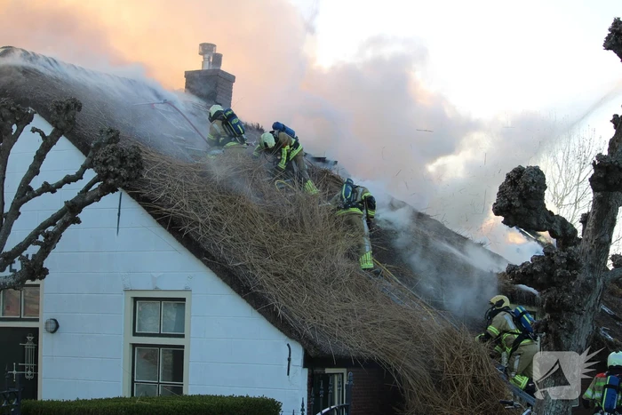 Veel rookontwikkeling door brand in rietendak van woonboederij