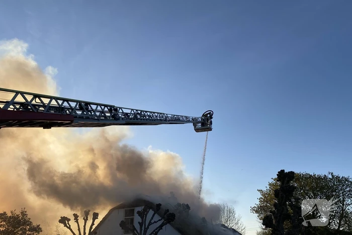 Veel rookontwikkeling door brand in rietendak van woonboederij