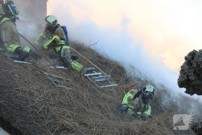 Veel rookontwikkeling door brand in rietendak van woonboederij