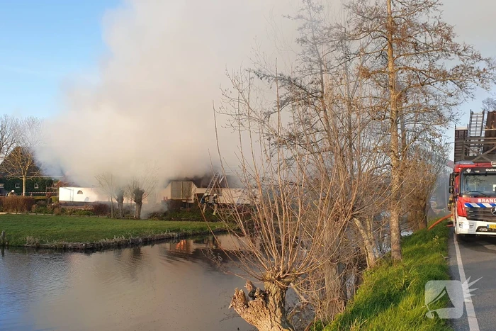 Veel rookontwikkeling door brand in rietendak van woonboederij