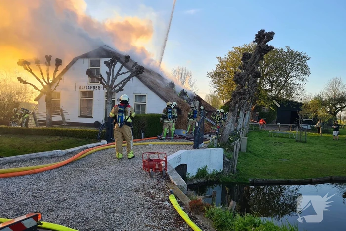 Veel rookontwikkeling door brand in rietendak van woonboederij