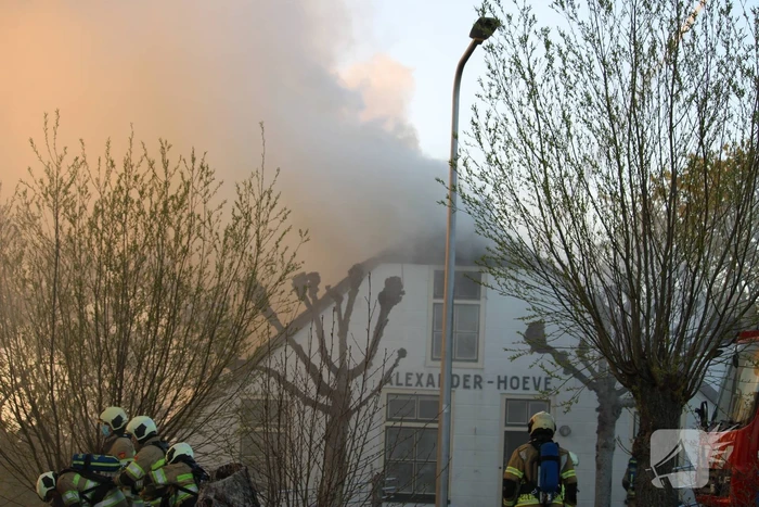 Veel rookontwikkeling door brand in rietendak van woonboederij