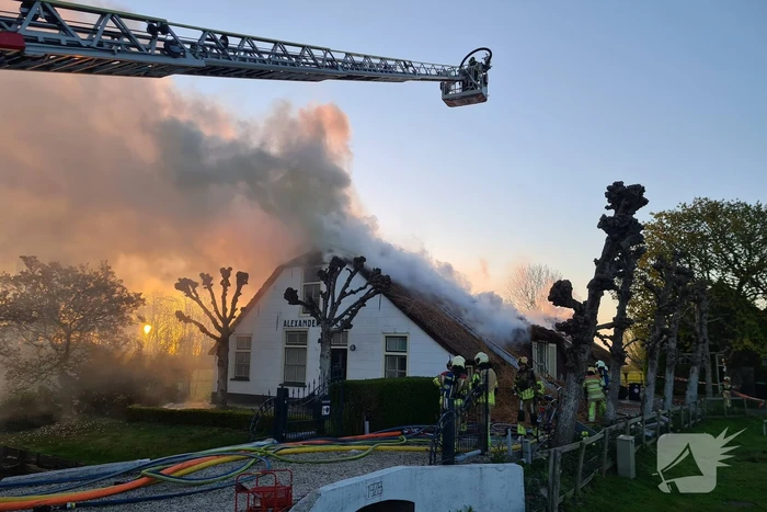Veel rookontwikkeling door brand in rietendak van woonboederij
