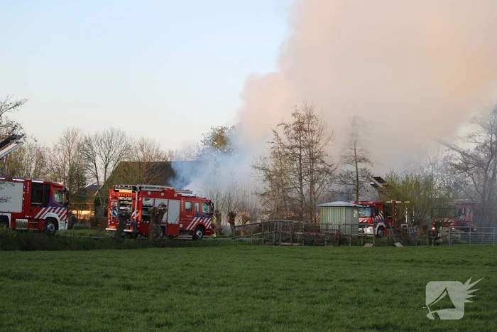 Veel rookontwikkeling door brand in rietendak van woonboederij