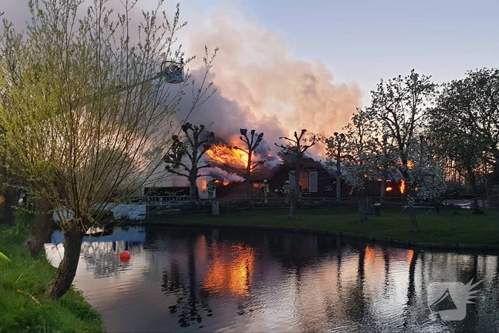Veel rookontwikkeling door brand in rietendak van woonboederij