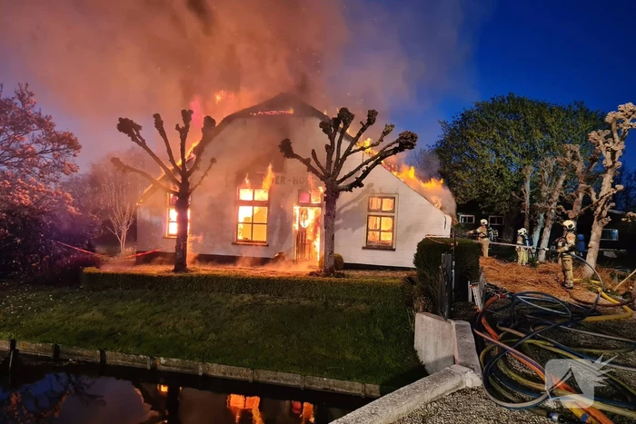 Veel rookontwikkeling door brand in rietendak van woonboederij
