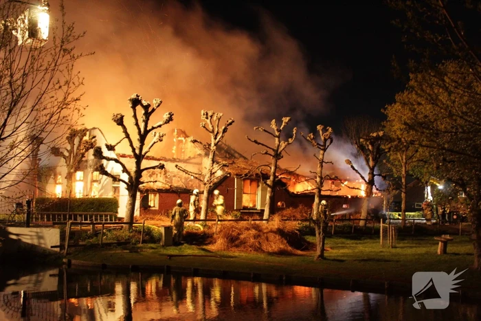 Veel rookontwikkeling door brand in rietendak van woonboederij
