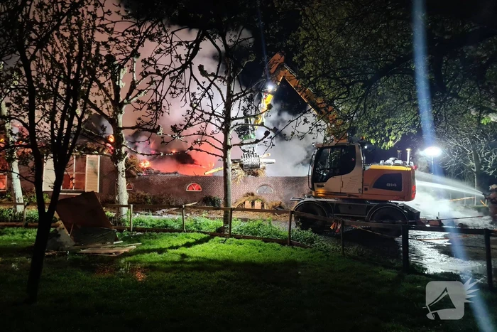 Veel rookontwikkeling door brand in rietendak van woonboederij