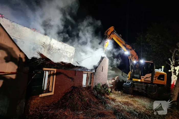 Veel rookontwikkeling door brand in rietendak van woonboederij