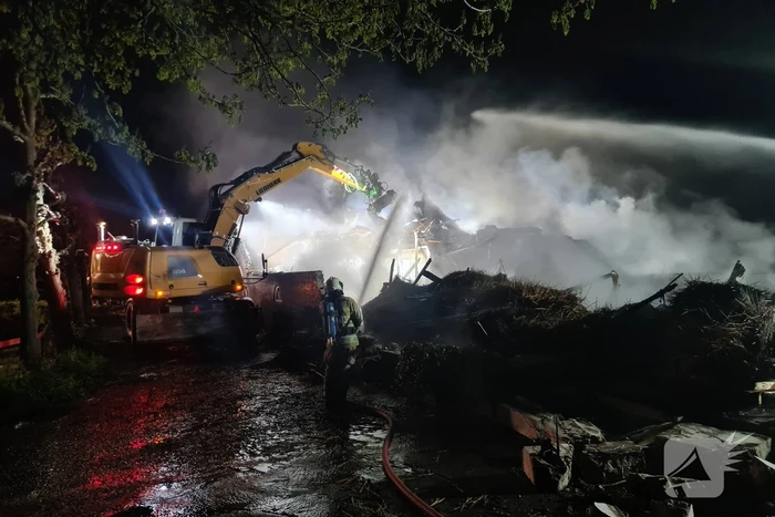 Veel rookontwikkeling door brand in rietendak van woonboederij