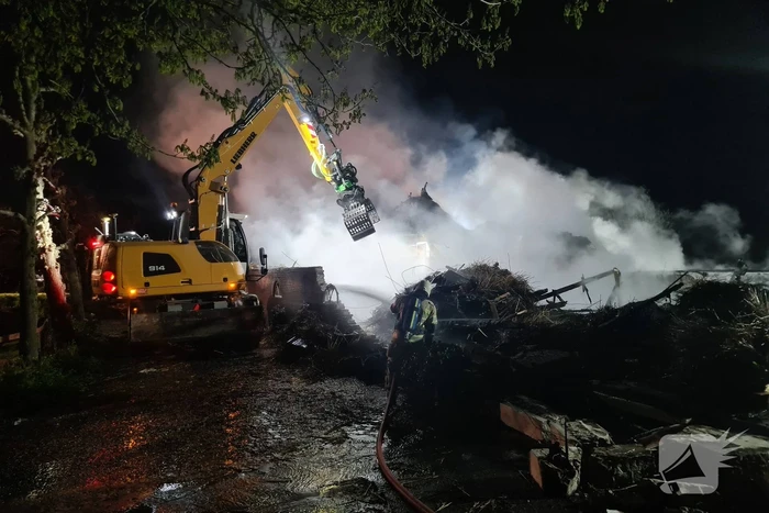 Veel rookontwikkeling door brand in rietendak van woonboederij