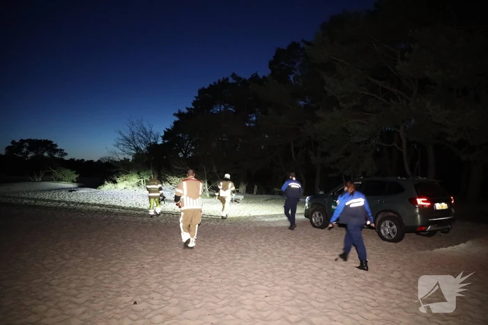 Brandweer dooft buitenbrand met zand