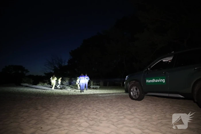 Brandweer dooft buitenbrand met zand