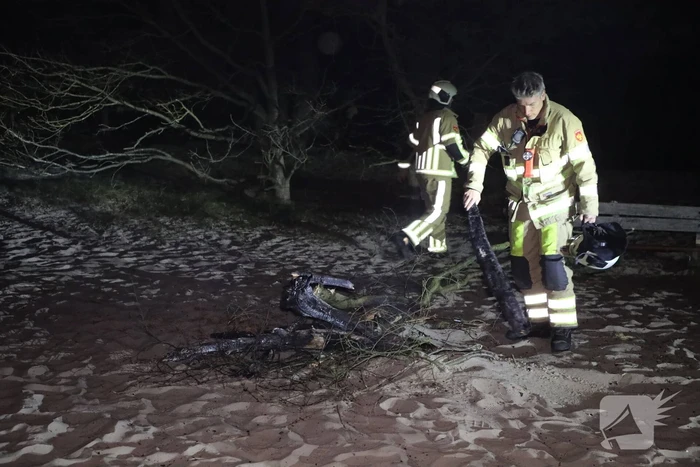 Brandweer dooft buitenbrand met zand