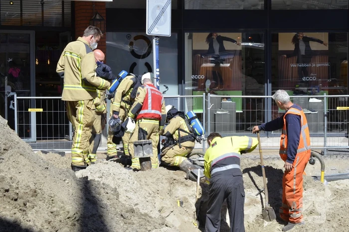 Gaslek bij graafwerkzaamheden in winkelstraat