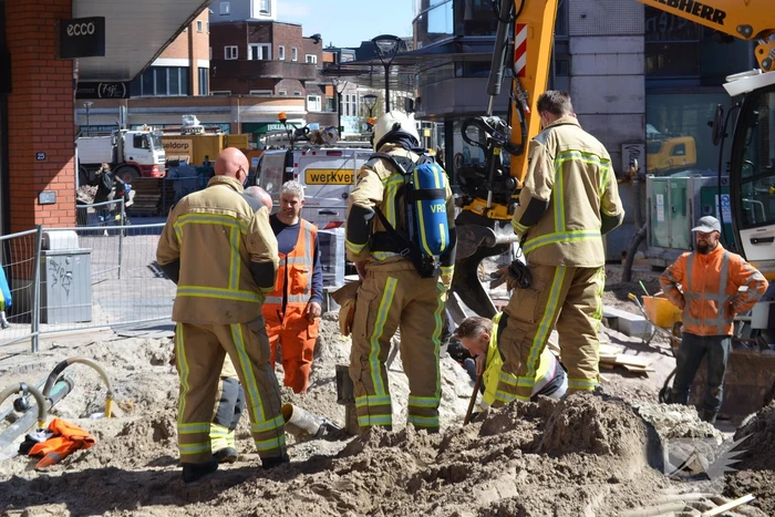 Gaslek bij graafwerkzaamheden in winkelstraat
