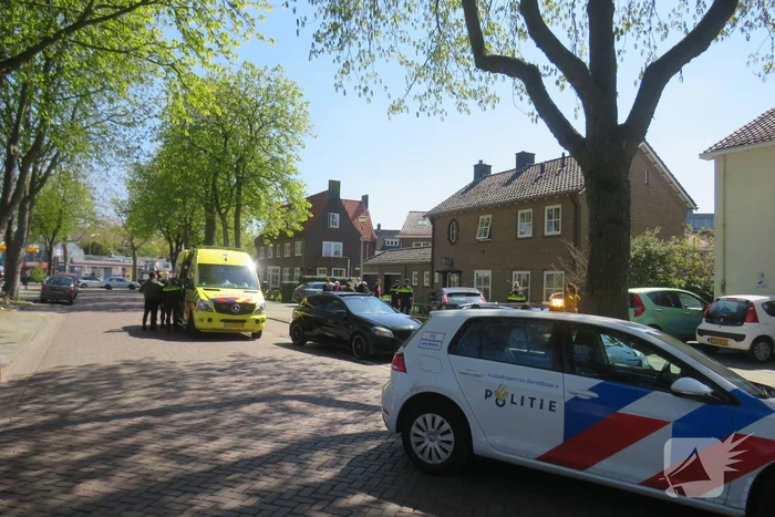 Bestuurder rijdt met auto op tuinhek